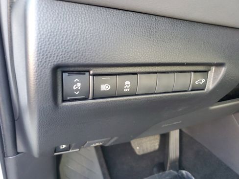 Certified 2022 Toyota Venza LE image 21