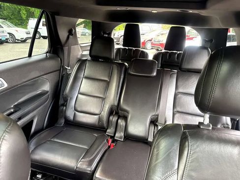 Used 2014 Ford Explorer XLT w/ Equipment Group 202A AWD/4WD image 17
