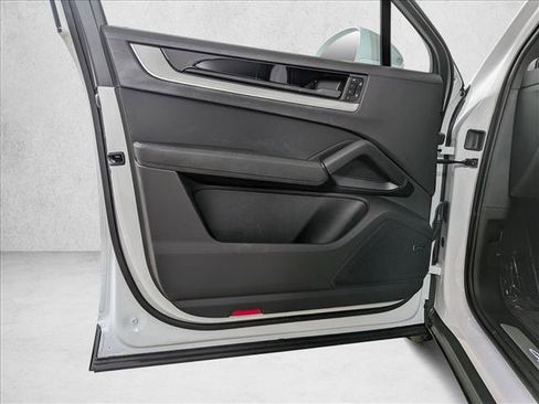Used 2025 Porsche Cayenne Coupe image 13