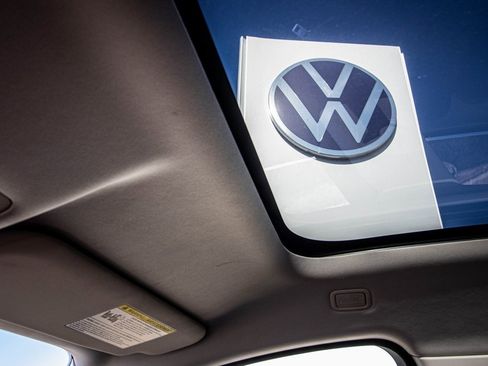 Used 2018 Jaguar E-PACE SE image 40