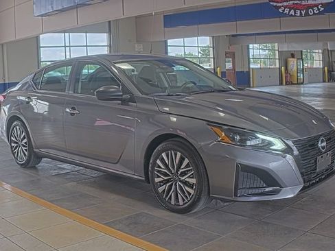 Used 2025 Nissan Altima 2.5 SV FWD image 2