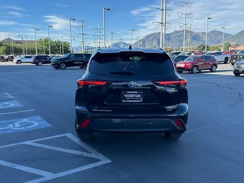 Used 2024 Toyota Highlander XLE AWD/4WD image 5