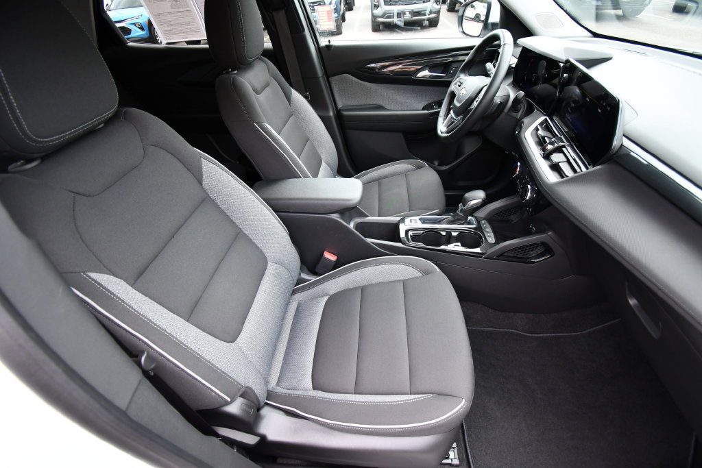 Used 2024 Chevrolet TrailBlazer LT w/ LT Cold Weather Package FWD image 19