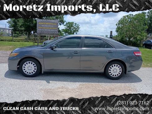 Used 2010 Toyota Camry LE FWD image 1