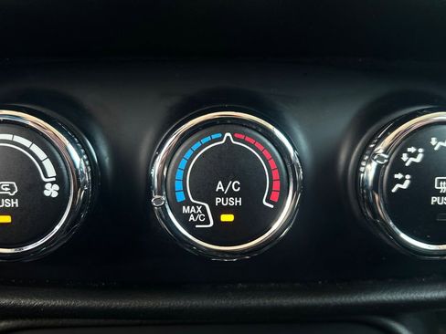 Used 2017 Jeep Renegade Altitude FWD image 31