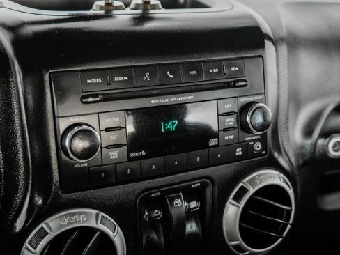 Used 2015 Jeep Wrangler Rubicon w/ Power Convenience Group image 25