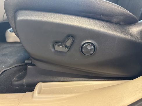 Used 2023 Chrysler Voyager LX image 12