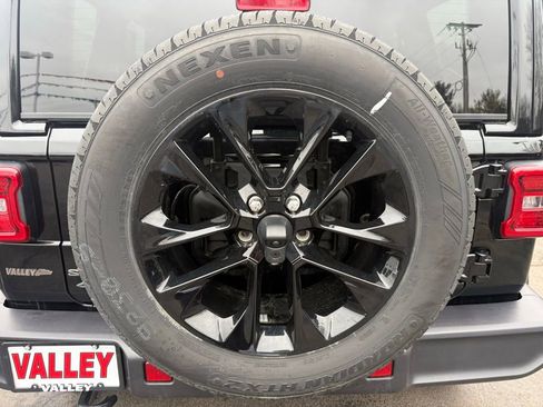 Used 2025 Jeep Wrangler Unlimited Sahara AWD/4WD image 34
