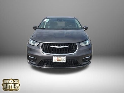 Used 2023 Chrysler Pacifica Touring-L image 3