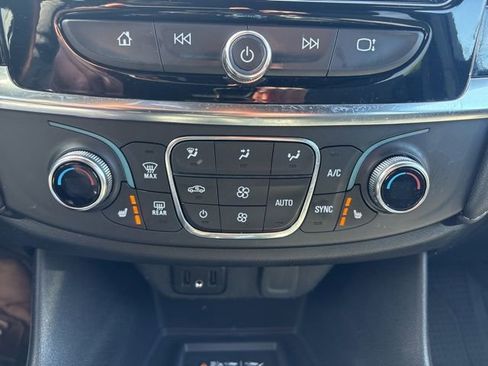 Used 2023 Chevrolet Traverse LT FWD image 38