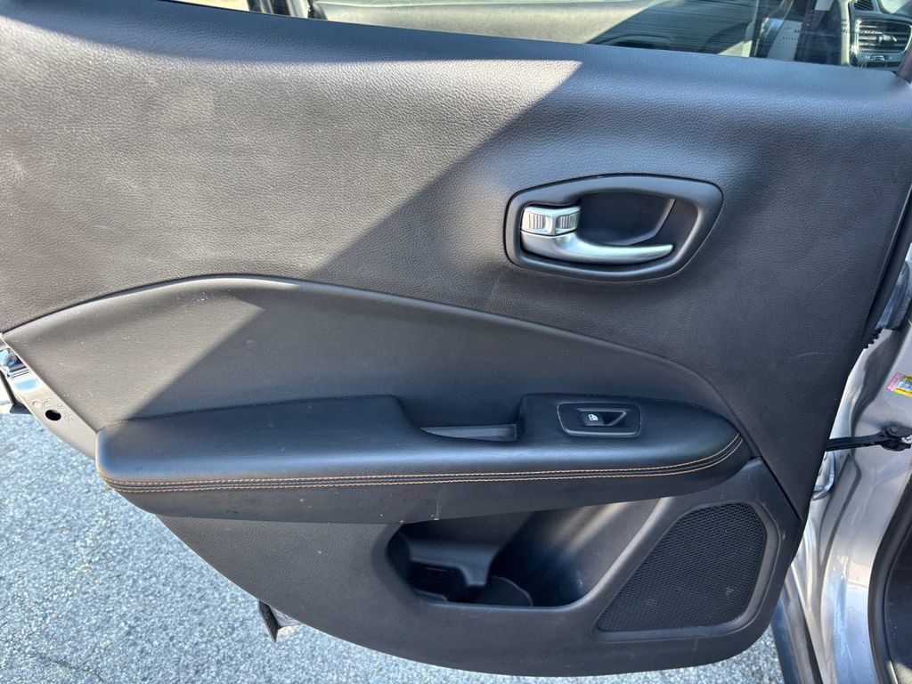 Used 2020 Jeep Compass Limited AWD/4WD image 23