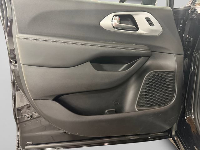 Used 2025 Chrysler Pacifica Limited FWD image 13