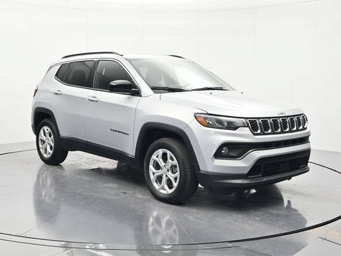 Used 2024 Jeep Compass Latitude AWD/4WD image 3