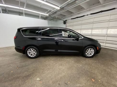 Used 2024 Chrysler Pacifica Touring-L image 7