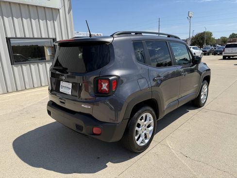 Used 2018 Jeep Renegade Latitude AWD/4WD image 4