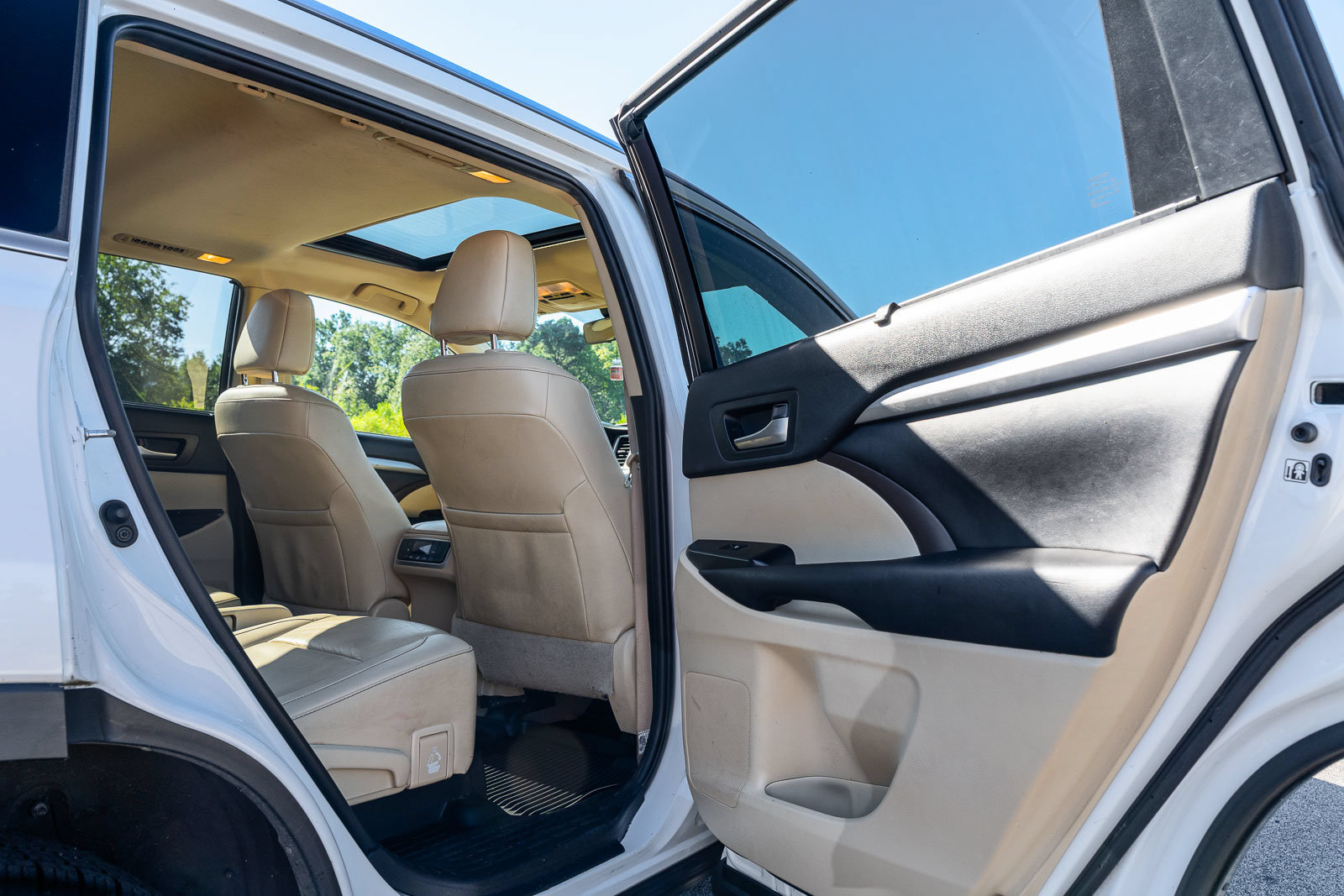 Used 2019 Toyota Highlander XLE FWD image 14