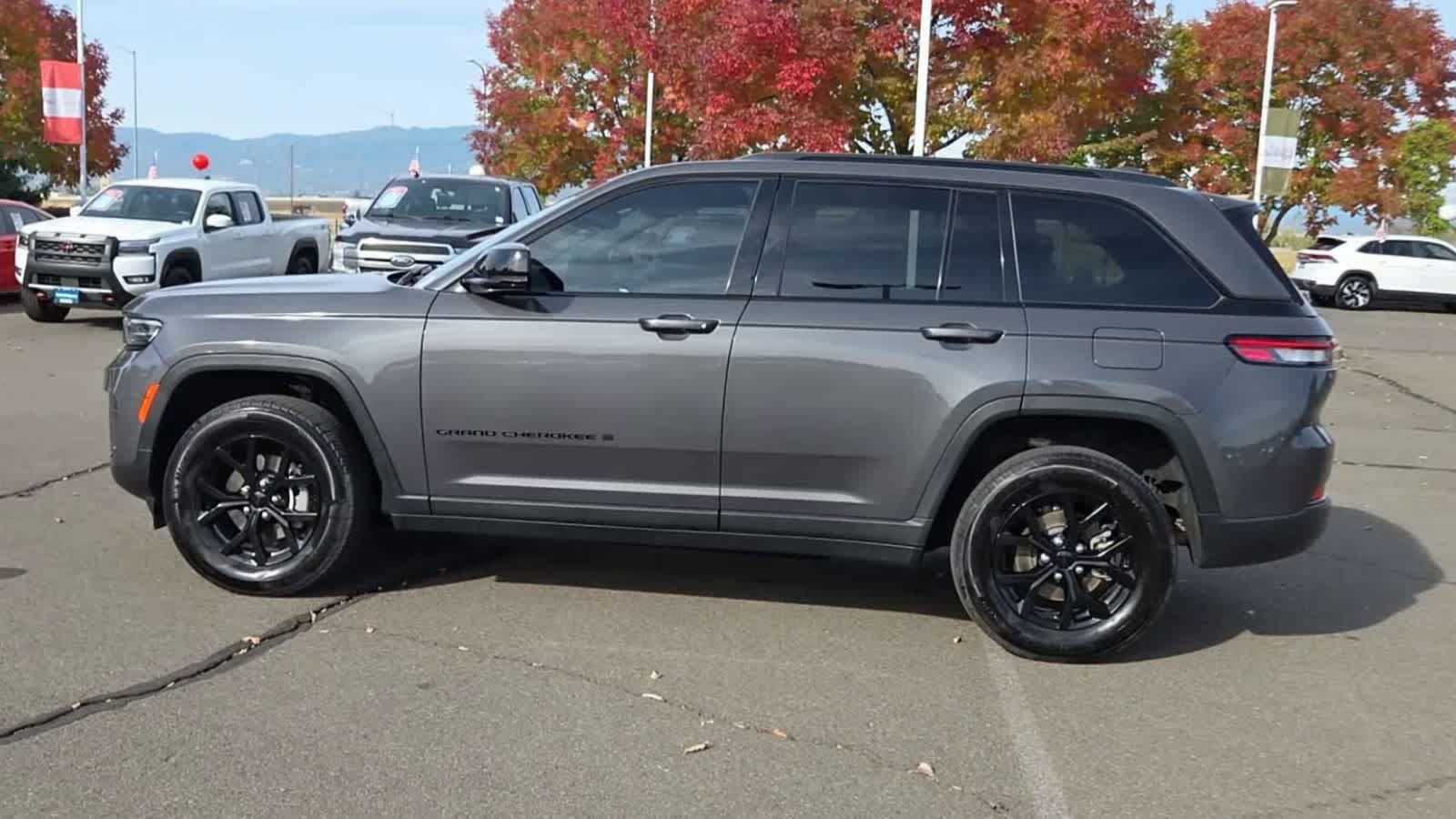 Used 2024 Jeep Grand Cherokee Altitude AWD/4WD image 5
