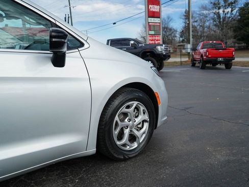 Used 2024 Chrysler Pacifica Limited image 11