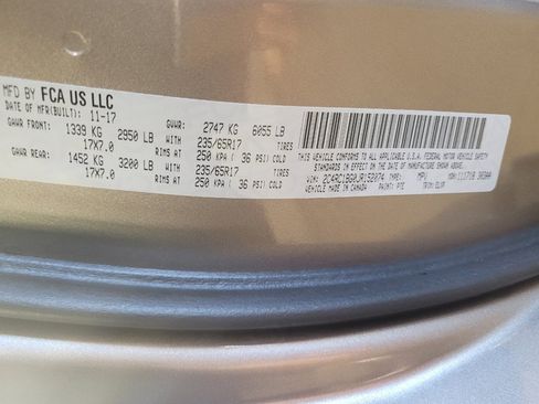 Used 2018 Chrysler Pacifica Touring-L FWD image 33