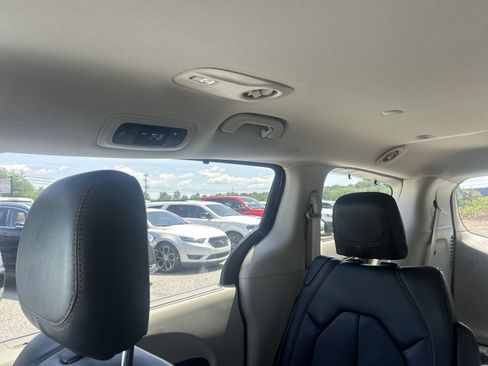 Used 2017 Chrysler Pacifica Touring-L FWD image 30