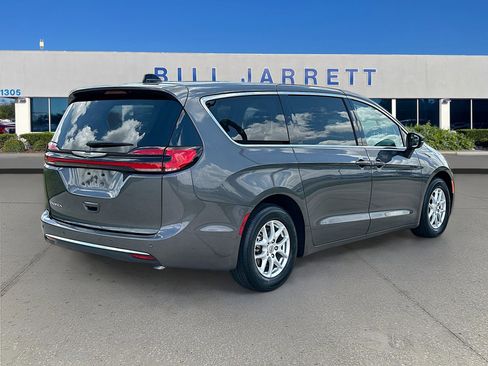 Used 2023 Chrysler Pacifica Touring-L FWD image 7