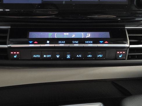 Used 2024 Toyota Sienna XLE FWD image 35