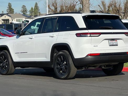 Used 2025 Jeep Grand Cherokee Altitude image 6