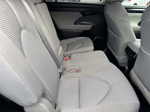 Used 2022 Toyota Highlander L image 32