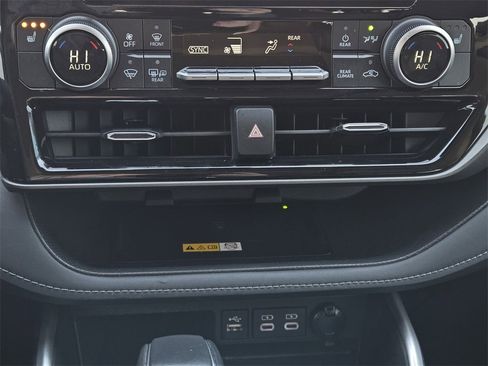 Certified 2023 Toyota Highlander XLE image 18
