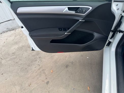 Used 2016 Volkswagen e-Golf SE FWD image 11