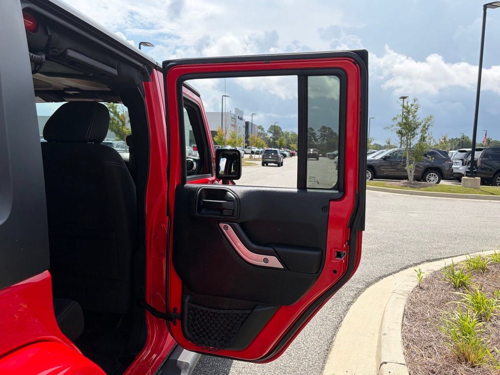 Used 2018 Jeep Wrangler Unlimited Sahara w/ Connectivity Group AWD/4WD image 51