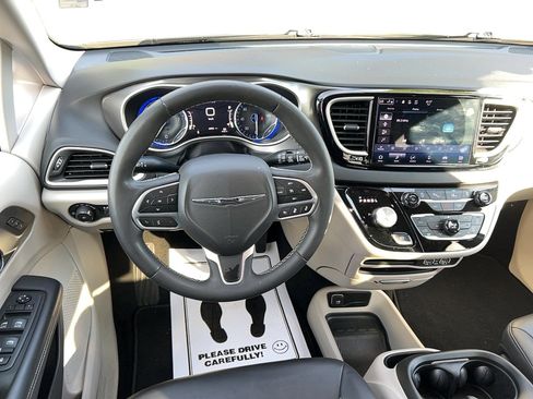 Used 2024 Chrysler Pacifica Touring-L image 15