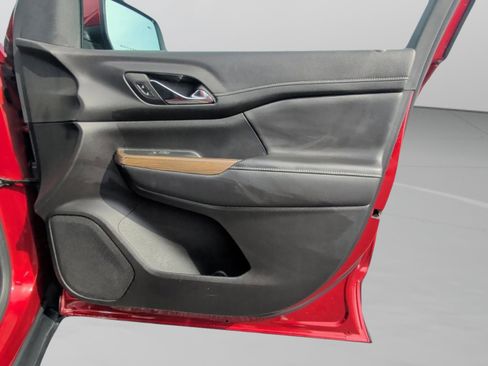 Used 2023 GMC Acadia SLE image 40