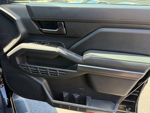 Certified 2025 Toyota Tacoma SR5 AWD/4WD image 19