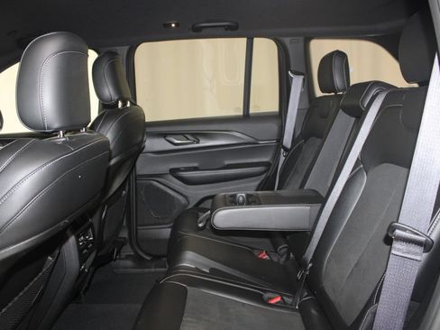 Used 2025 Jeep Grand Cherokee Altitude AWD/4WD image 19