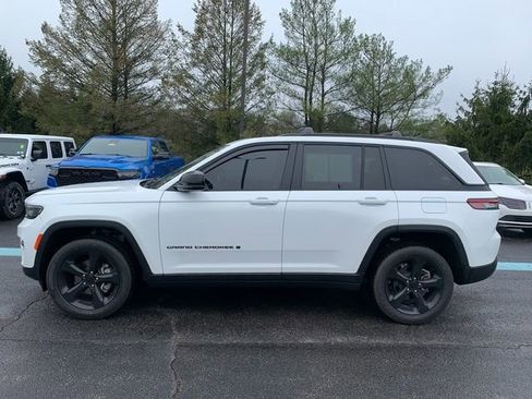 Used 2023 Jeep Grand Cherokee Altitude AWD/4WD image 2