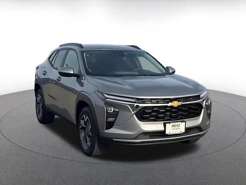 Used 2025 Chevrolet Trax LT FWD image 2