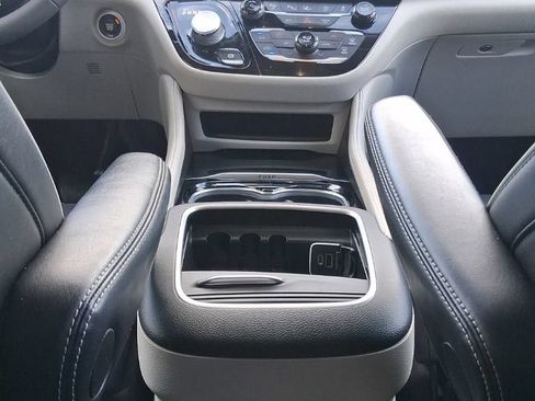 Used 2022 Chrysler Pacifica Limited AWD/4WD image 33