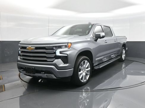 Used 2025 Chevrolet Silverado 1500 High Country w/ High Country Premium Package AWD/4WD image 3