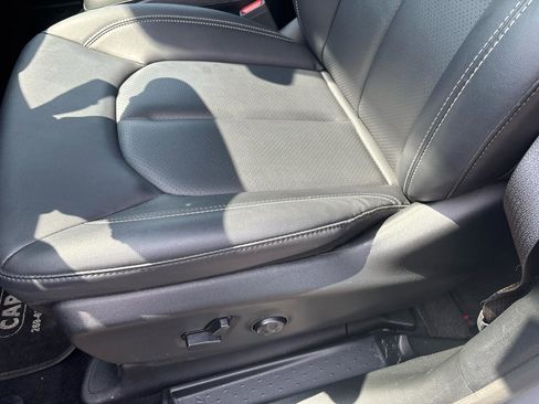 Used 2025 Chrysler Pacifica Select FWD image 8