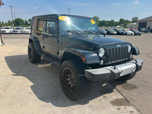 Used 2015 Jeep Wrangler Unlimited Sahara w/ Connectivity Group AWD/4WD image 3