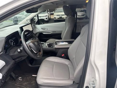 Used 2025 Toyota Sienna XLE FWD image 12