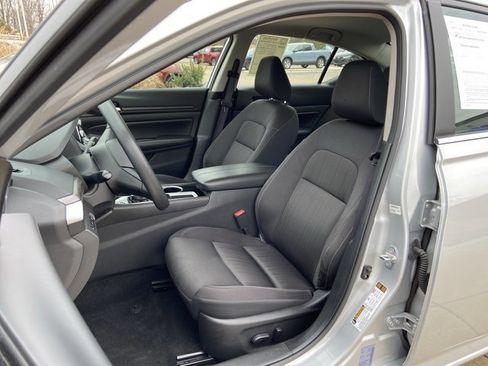 Used 2024 Nissan Altima 2.5 SV image 17