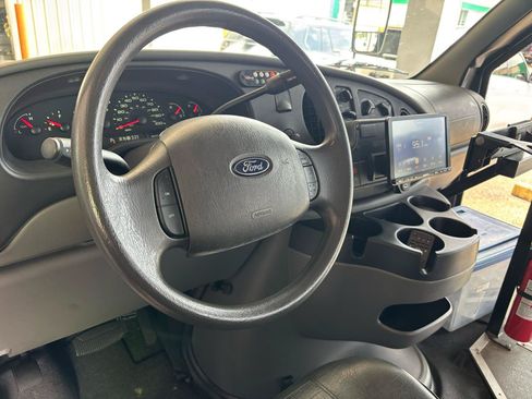 Used 2006 Ford E-350 and Econoline 350 Super Duty RWD image 11