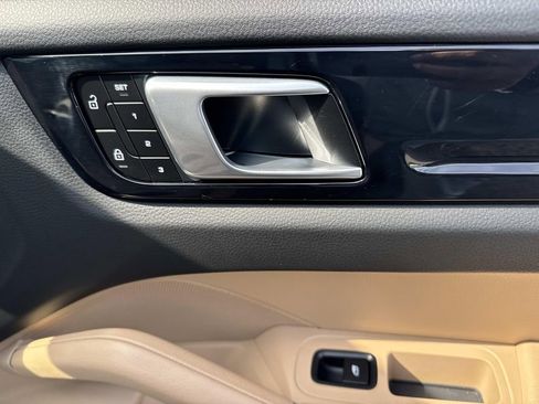 Used 2022 Porsche Cayenne Coupe image 15