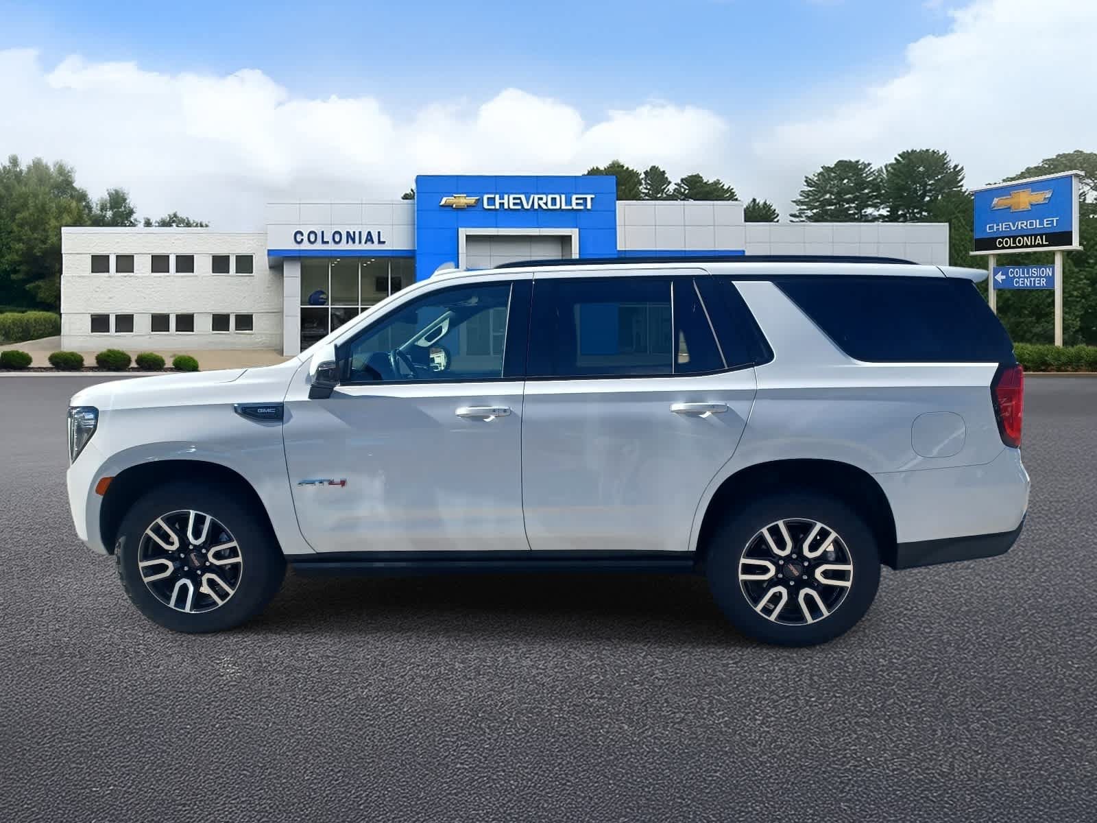 Used 2021 GMC Yukon AT4 w/ AT4 Premium Package AWD/4WD image 6