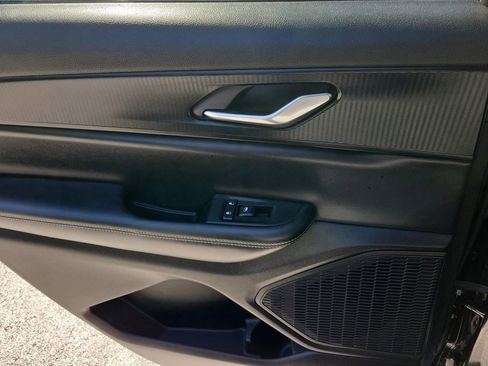 Used 2023 Jeep Grand Cherokee L Laredo image 16