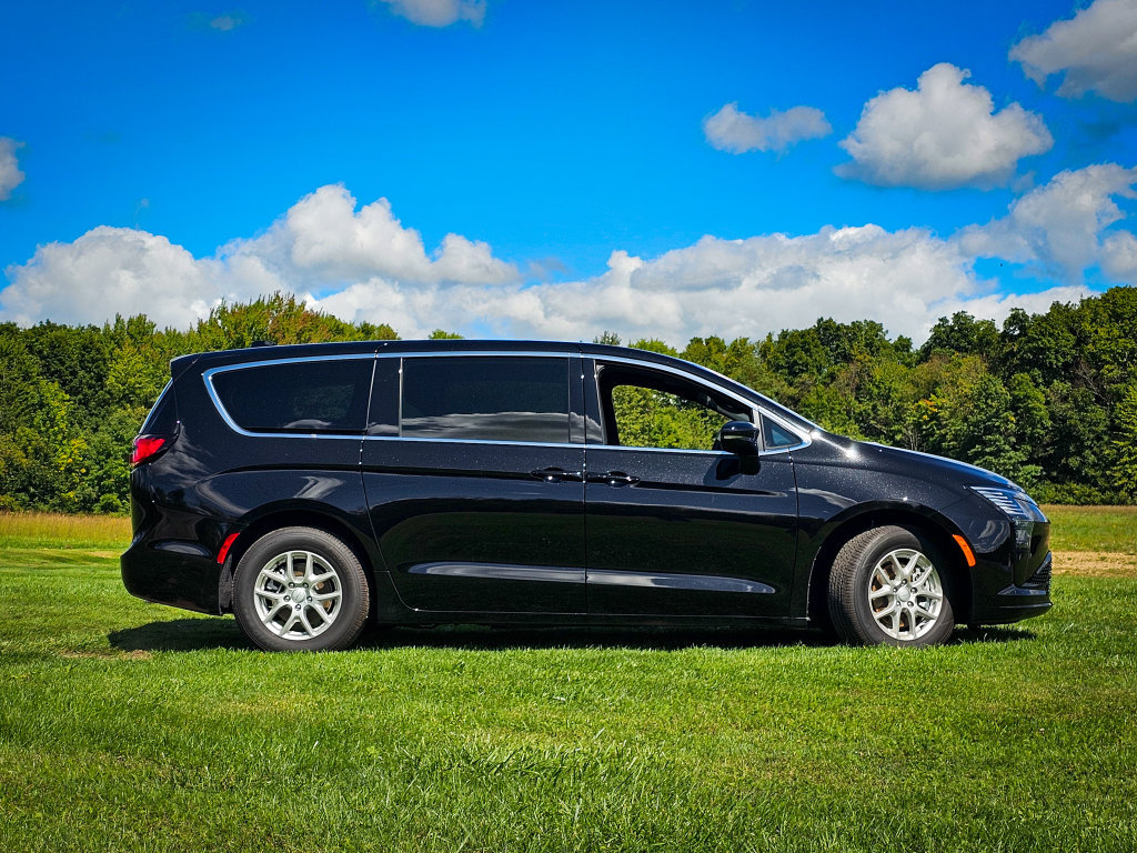 New 2027 Chrysler Pacifica Select FWD image 2
