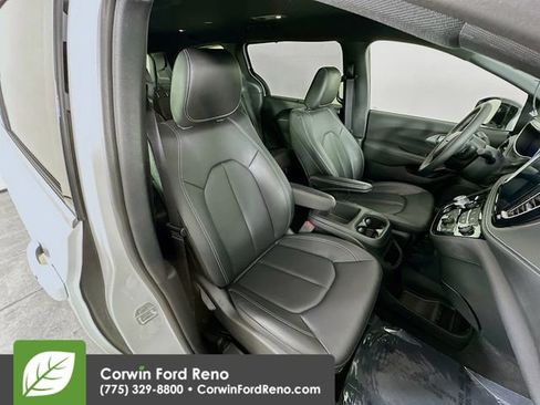 Used 2025 Chrysler Pacifica Select AWD/4WD image 28