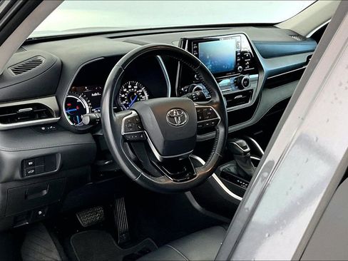 Used 2021 Toyota Highlander XLE image 17